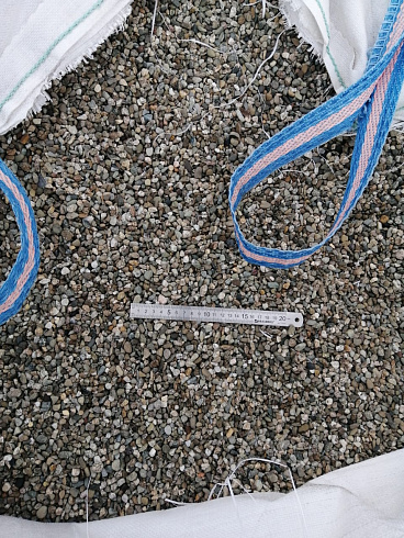 Kamenclub.ru: Галька речная окат (серая) фр.3-5 мм купить  в Новосибирске галька речная серая бежевый темно-серый окатанный речной камень округлый 9500 руб/т   фото КАМЕНЬ КЛУБ