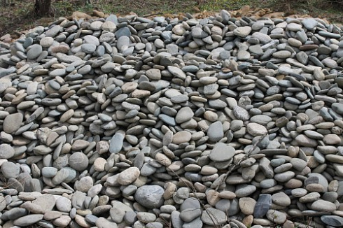 Kamenclub.ru: Галька речная плоская (ассорти) фр. 100-200-300 мм. купить  в Новосибирске галька плоская разноцветная серый белый темно-серый синий речная галька ландшафтная 8000 руб/т   фото КАМЕНЬ КЛУБ