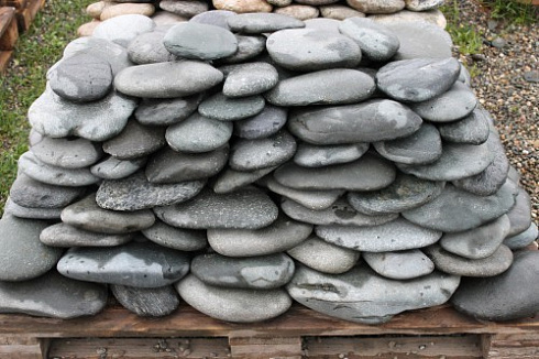 Kamenclub.ru: Галька речная плоская (темно-серая) фр. 100-200-300 мм. купить  в Новосибирске галька речная плоская темно-серый, серый, синий речной галечник плоский 9000 руб/т   фото КАМЕНЬ КЛУБ