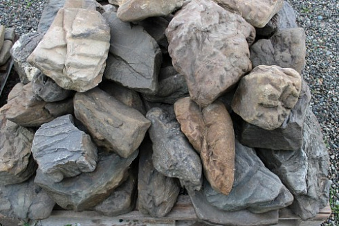 Kamenclub.ru: Песчаник декоративный ландшафтный (фр. 300-500 мм)  купить в Новосибирске песчаник желтый рыжий серый зеленый валун речной окатанный природный песчаника 4 500 руб/т   фото КАМЕНЬ КЛУБ