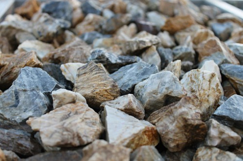 Kamenclub.ru: Мраморная крошка (щебень крошка медовый) фр. 20-40 мм.  купить в Новосибирске мрамор бежевый рыжий желтый ландшафтная мраморная крошка 12000 руб/т   фото КАМЕНЬ КЛУБ