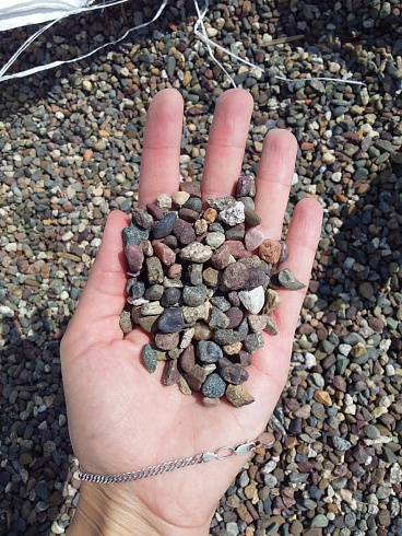 Kamenclub.ru: Галька речная окат цветная фр.5-10 мм. купить  в Новосибирске галька речная белый, серый, красноватый, синий, темно-серый речная окатанная галька декоративная 6800 руб/т   фото КАМЕНЬ КЛУБ