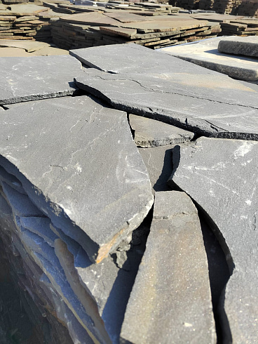 Kamenclub.ru: Песчаник пластушка светло-серый (3,0 см)  купить в Новосибирске песчаник светло-серый, серый песчаник рваный ландшафтный колотый 13800 руб/м3   фото КАМЕНЬ КЛУБ