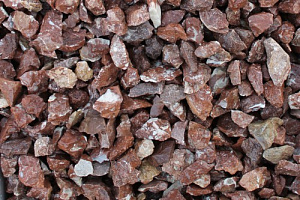 Kamenclub.ru: Мраморная крошка (щебень крошка розовый) фр. 40-70 мм.  купить в Новосибирске мрамр розовый, красный мраморный декоративный 11000 руб/т   фото КАМЕНЬ КЛУБ