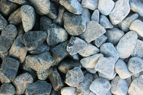 Kamenclub.ru: Щебень галтованный зеленый (змеевик) фр. 50-100 мм.  купить в Новосибирске галтовка мраморная зеленый, салатовый мрамор 12 500 руб/т   фото КАМЕНЬ КЛУБ