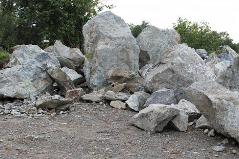 Kamenclub.ru: Змеевик скальник фр. 500-1500 мм.  купить в Новосибирске змеевик зеленый серый черный глыба скальная колотая 7500 руб/т   фото КАМЕНЬ КЛУБ