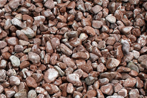 Kamenclub.ru: Мраморная крошка (щебень галтованный розовый) фр.5-10 мм.  купить в Новосибирске мрамор розовый, красный окатанный мраморный щебень декоративный ландшатфный 15000 руб/т   фото КАМЕНЬ КЛУБ