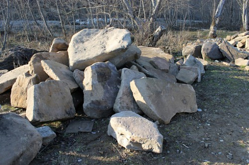 Kamenclub.ru: Песчаник плиты - плахи - пошаговые дорожки (фр. 70-150 мм)  купить в Новосибирске песчаник серый бежевый желтый зеленый колотый песчаник строительный 6500 руб/т   фото КАМЕНЬ КЛУБ