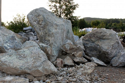 Kamenclub.ru: Змеевик скальник фр. 500-1500 мм.  купить в Новосибирске змеевик зеленый серый черный глыба скальная колотая 7500 руб/т   фото КАМЕНЬ КЛУБ