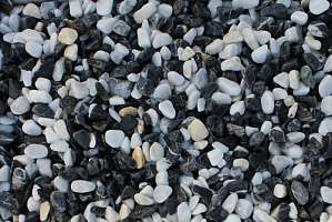 Kamenclub.ru: Мраморная крошка (щебень галтованный микс:белый-черный) фр.10-20 мм.  купить в Новосибирске мрамор белый, черный окатанные округлые декоративные ландшафтные камни щебня 15500 руб/т   фото КАМЕНЬ КЛУБ