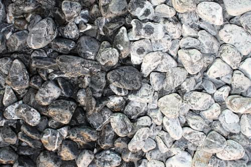 Kamenclub.ru: Щебень галтованный черный (мрамор) фр.20-40 мм.  купить в Новосибирске мрамор черный с белыми прожилками мрамор окатанный округлый 15000 руб/т   фото КАМЕНЬ КЛУБ