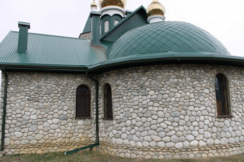 Kamenclub.ru: Галька речная плоская (бело-серая) фр. 100-200-300 мм. купить  в Новосибирске галька речная плоская серый, белый, бело-серый, серо-белый речная галька плоская  9000 руб/т   фото КАМЕНЬ КЛУБ