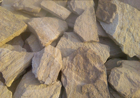 Kamenclub.ru: Песчаник пластушка "фонтанка" желтая (3,0 - 5,0 см)  купить в Новосибирске песчаник желтая, рыжий, желтый песчаник колотый рваный со сколом облицовочный 16200 руб/м3   фото КАМЕНЬ КЛУБ