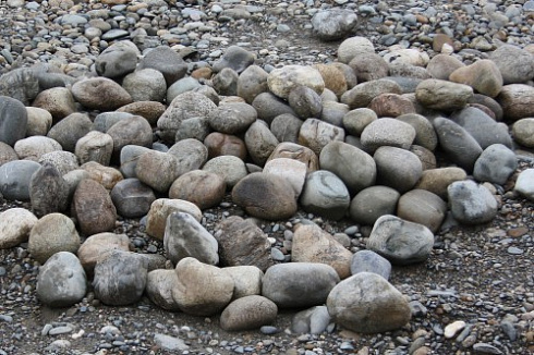 Kamenclub.ru: Речной валун (Ассорти) фр.100-300 мм.  купить в Новосибирске галечник серый, темно-серый, светло-серый речная галька крупных размеров 4200 руб/т   фото КАМЕНЬ КЛУБ