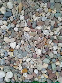 Kamenclub.ru: Галька горная речная окат (цветная) фр. 20-40 мм. купить  в Новосибирске галька речная серый синий бежевый белый окатанная речная галька ландшафтная 6800 руб/т   фото КАМЕНЬ КЛУБ