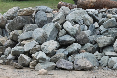 Kamenclub.ru: Гранит скальник (серо-зеленый) фр. 100-500 мм.  купить в Новосибирске гранит зеленый, серый, салатовый крупный ландшафтный валун 6 000 руб/т   фото КАМЕНЬ КЛУБ