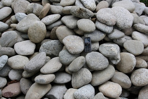 Kamenclub.ru: Галька речная плоская (серо-белая) фр. 70-120 мм. купить  в Новосибирске галька галечник речной серый, белый окатанная плоская  природная галька 9000 руб/т   фото КАМЕНЬ КЛУБ