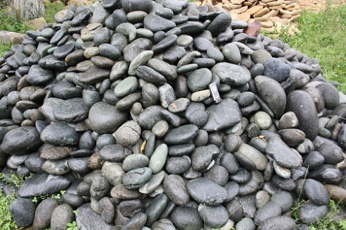 Kamenclub.ru: Темно-серый валунчик фр.100-300 мм.  купить в Новосибирске крупный природный камень серый, темно-серый, светло-серый речная галька большого размера окатанная 4500 руб/т   фото КАМЕНЬ КЛУБ