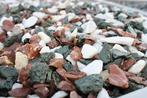 Kamenclub.ru: Мраморная крошка (щебень крошка микс: белый-зеленый-розовый) фр. 10-20 мм.  купить в Новосибирске мрамор белый, зеленый, розовый декоративный ландшафтный колотый щебень 12000 руб/т   фото КАМЕНЬ КЛУБ