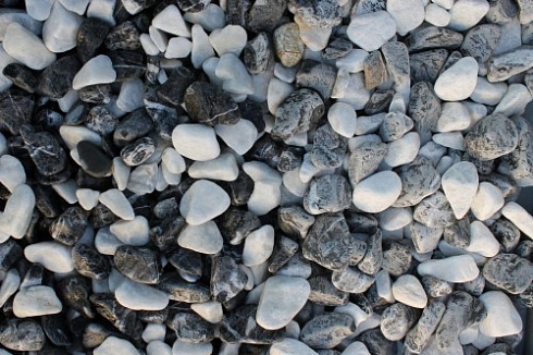 Kamenclub.ru: Мраморная крошка (щебень галтованный микс:: белый-черный) фр.20-40 мм  купить в Новосибирске мрамор белый, черный мраморный галтованный щебень 15500 руб/т   фото КАМЕНЬ КЛУБ