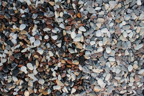 Kamenclub.ru: Мраморная крошка (щебень галтованный микс:белый-черный-розовый-медовый) фр.10-20 мм.  купить в Новосибирске мрамор белый, медовый, черный, розовый мраморный декоративный ландшафтный окатанный округлый галтованный щебень 15500 руб/т   фото КАМЕНЬ КЛУБ