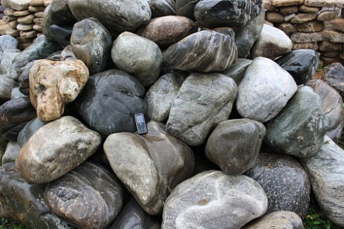 Kamenclub.ru: Речной валун Кабанчик фр.300-500 мм.  купить в Новосибирске крупный природный камень галька серый, темно-серый речной валун галечник масштабный 7000 руб/т   фото КАМЕНЬ КЛУБ