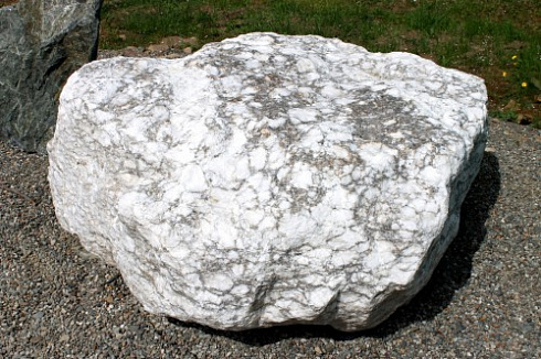 Kamenclub.ru: Мраморизированный известняк фр.500-1500 мм.  купить в Новосибирске    10000 руб/т   фото КАМЕНЬ КЛУБ