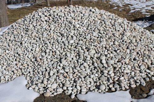 Kamenclub.ru: Галька речная окат (серо-белая) фр. 70-120 мм купить  в Новосибирске галька галечник бело-серая, серо-белая, серая, белая речная природная галька  8000 руб/т   фото КАМЕНЬ КЛУБ