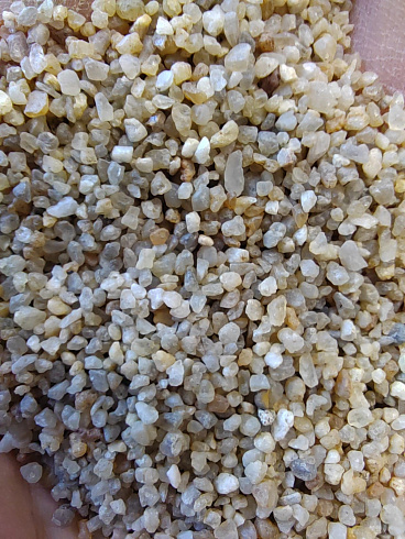 Кварцевый песок для водоподготовки фр. 1,6-3 мм.  купить в Новосибирске фото Камень Клуб