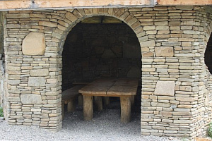 Kamenclub.ru: Песчаник для строительства и кладки блочный (фр 100-200 мм)  купить в Новосибирске песчаник бежевый серый рыжий валун мелкий для строительства песчаник 6500 руб/т   фото КАМЕНЬ КЛУБ