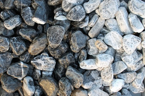 Kamenclub.ru: Щебень галтованный черный (мрамор) фр. 50-100 мм.  купить в Новосибирске мрамор черный с белыми прожилками щебень ландшафтный мраморный 15000 руб/т   фото КАМЕНЬ КЛУБ