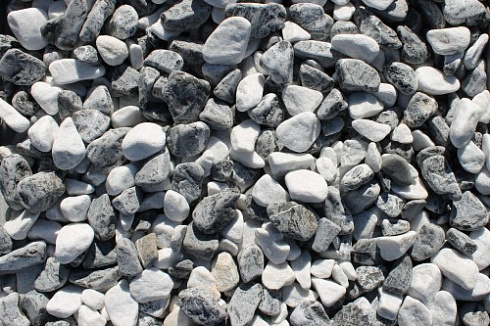 Kamenclub.ru: Мраморная крошка (щебень галтованный микс:: белый-черный) фр.20-40 мм  купить в Новосибирске мрамор белый, черный мраморный галтованный щебень 15500 руб/т   фото КАМЕНЬ КЛУБ