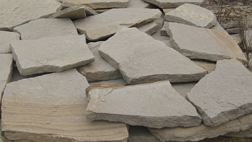 Kamenclub.ru: Песчаник пластушка светло-серый (2,0 см)  купить в Новосибирске плитняк- ластушка светло-серый, серый рваный ландшафтный плитняк колотый 13800 руб/м3   фото КАМЕНЬ КЛУБ