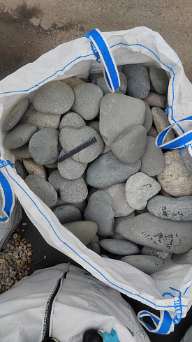 Kamenclub.ru: Галька речная плоская (темно-серая) фр. 70-150 мм. купить  в Новосибирске галечник природный темно-серый серый синий речная плоская природная окатанная  9000 руб/т   фото КАМЕНЬ КЛУБ