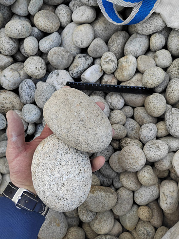 Kamenclub.ru: Галька речная окат (серо-белая) фр. 70-120 мм купить  в Новосибирске галька галечник бело-серая, серо-белая, серая, белая речная природная галька  8000 руб/т   фото КАМЕНЬ КЛУБ