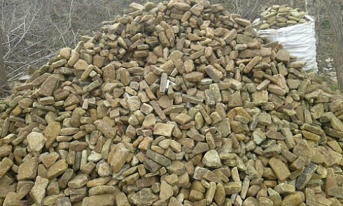 Kamenclub.ru: Песчаник для строительства и кладки блочный (фр 100-200 мм)  купить в Новосибирске песчаник бежевый серый рыжий валун мелкий для строительства песчаник 6500 руб/т   фото КАМЕНЬ КЛУБ