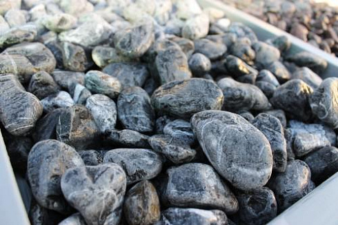 Kamenclub.ru: Щебень галтованный черный (мрамор) фр.20-40 мм.  купить в Новосибирске мрамор черный с белыми прожилками мрамор окатанный округлый 15000 руб/т   фото КАМЕНЬ КЛУБ