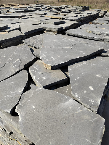 Kamenclub.ru: Песчаник пластушка светло-серый (2,0 см)  купить в Новосибирске плитняк- ластушка светло-серый, серый рваный ландшафтный плитняк колотый 13800 руб/м3   фото КАМЕНЬ КЛУБ