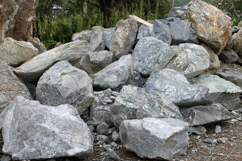 Kamenclub.ru: Змеевик скальник фр. 500-1500 мм.  купить в Новосибирске змеевик зеленый серый черный глыба скальная колотая 7500 руб/т   фото КАМЕНЬ КЛУБ