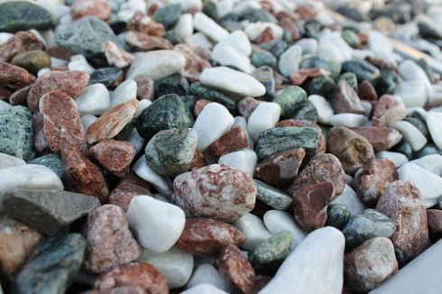 Kamenclub.ru: Мраморная крошка (щебень галтованный микс:белый-зеленый-розовый) фр.20-40 мм.  купить в Новосибирске мрамор белый, зеленый, розовый мрамор декоративный (галтовка) 15500 руб/т   фото КАМЕНЬ КЛУБ