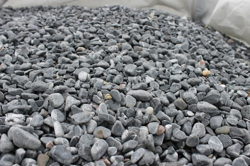 Kamenclub.ru: Щебень галтованный черный (мрамор) фр.10-20 мм.  купить в Новосибирске мрамор черный с белыми прожилками, черный, белый окатанный округлый ландшафтный декоративный щебень 15000 руб/т   фото КАМЕНЬ КЛУБ