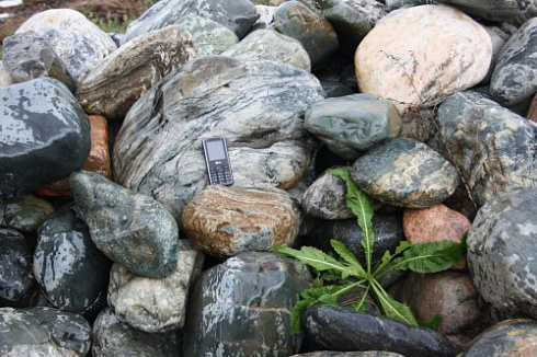 Kamenclub.ru: Ландшафтные валунчики фр.100-500 мм.  купить в Новосибирске крупный природный камень серый, темно-серый, светло-серый речной валун крупный 4800 руб/т   фото КАМЕНЬ КЛУБ