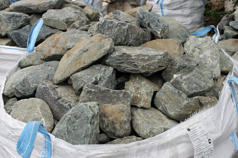 Kamenclub.ru: Гранит скальник (серо-зеленый) фр. 100-500 мм.  купить в Новосибирске гранит зеленый, серый, салатовый крупный ландшафтный валун 6 000 руб/т   фото КАМЕНЬ КЛУБ