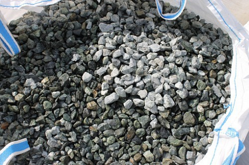 Kamenclub.ru: Щебень крошка зеленый (змеевик) фр. 20-40 мм.  купить в Новосибирске мрамор зеленый, салатовый ландшафтная мраморная крошка 8500 руб/т   фото КАМЕНЬ КЛУБ