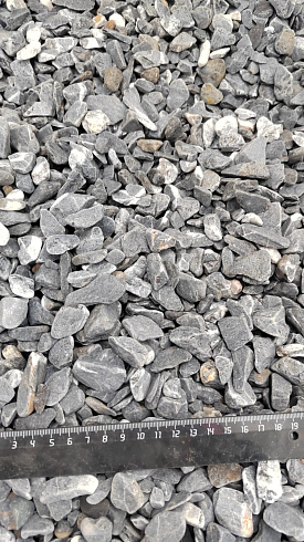 Kamenclub.ru: Щебень галтованный черный (мрамор) фр.10-20 мм.  купить в Новосибирске мрамор черный с белыми прожилками, черный, белый окатанный округлый ландшафтный декоративный щебень 15000 руб/т   фото КАМЕНЬ КЛУБ