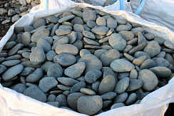Kamenclub.ru: Галька речная плоская (темно-серая) фр. 100-200-300 мм. купить в Новосибирске галька речная плоская темно-серый, серый, синий речной галечник плоский 9000 руб/т   фото КАМЕНЬ КЛУБ