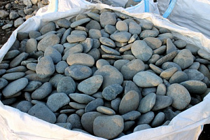 Kamenclub.ru: Галька речная плоская (темно-серая) фр. 100-200-300 мм. купить в Новосибирске галька речная плоская темно-серый, серый, синий речной галечник плоский 9000 руб/т   фото КАМЕНЬ КЛУБ