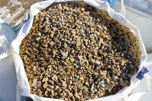 Kamenclub.ru: Щебень крошка желтый (песчаник) фр. 20-40 мм.  купить в Новосибирске песчаник бежевый рыжий каменная крошка песчаника 9500 руб/т   фото КАМЕНЬ КЛУБ