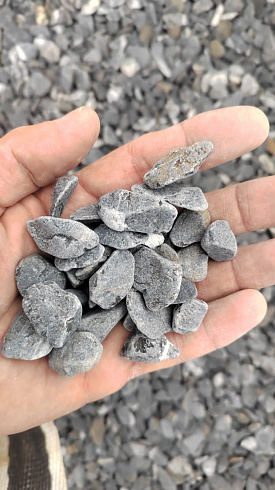 Kamenclub.ru: Щебень галтованный черный (мрамор) фр.10-20 мм.  купить в Новосибирске мрамор черный с белыми прожилками, черный, белый окатанный округлый ландшафтный декоративный щебень 15000 руб/т   фото КАМЕНЬ КЛУБ