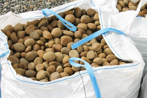 Kamenclub.ru: Песчаник ядра, фр. 100-300 мм  купить в Новосибирске песчаник бежевый серый рыжий речная галька 5 000 руб/т   фото КАМЕНЬ КЛУБ